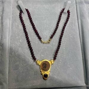Elegant 22k gold Vintage 1990's necklace in yellow gold, garnets and  coin. 💜💛